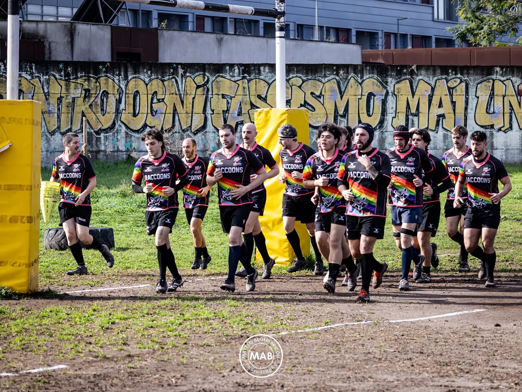 La squadra Raccoons entra in campo